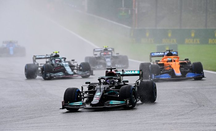 Lewis Hamilton mencurigai balap F1 Belgia 2021 yang dipandu safety car selama dua lap karena alasan komersial