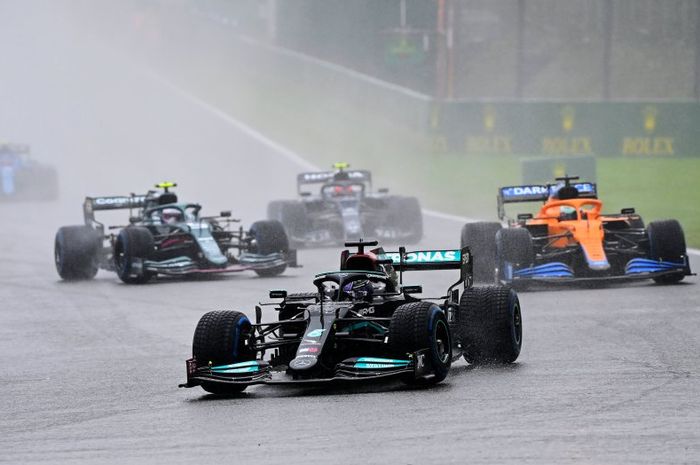 Lewis Hamilton mencurigai balap F1 Belgia 2021 yang dipandu safety car selama dua lap karena alasan komersial