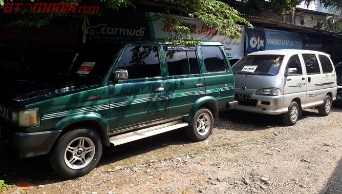 Toyota Kijang Jantan dan Daihatsu Zebra Espass di showroom Marno Jaya Motor (MJM)