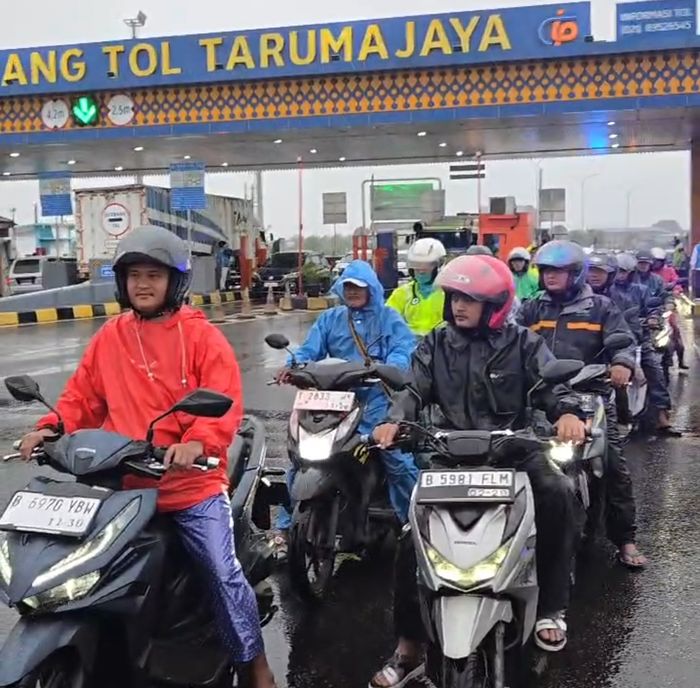 Banjir Bekasi Lumpuhkan Arteri, PJR Cikampek Kawal Ratusan Pemotor
