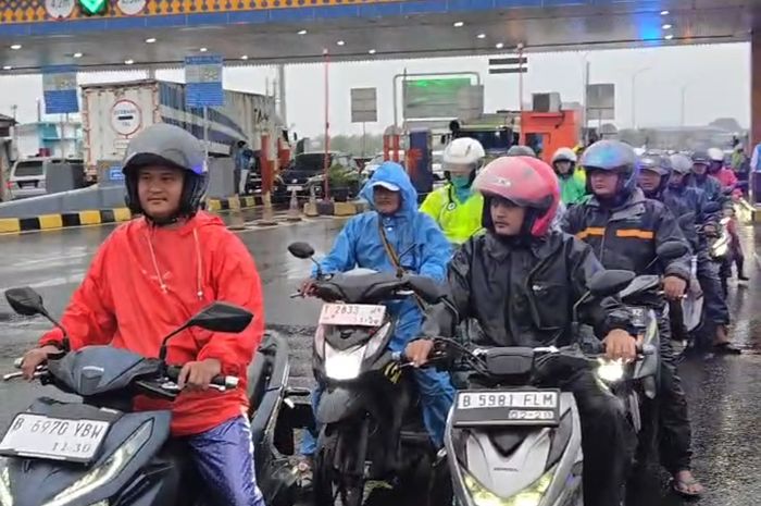 Banjir Bekasi Lumpuhkan Arteri, PJR Cikampek Kawal Ratusan Pemotor