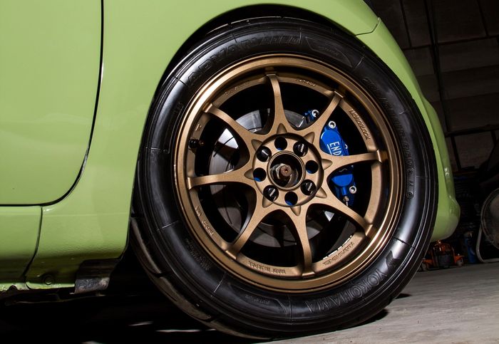 Modifikasi Nissan March pakai pelek Volk Racing CE28 ukuran 15x7 inci 