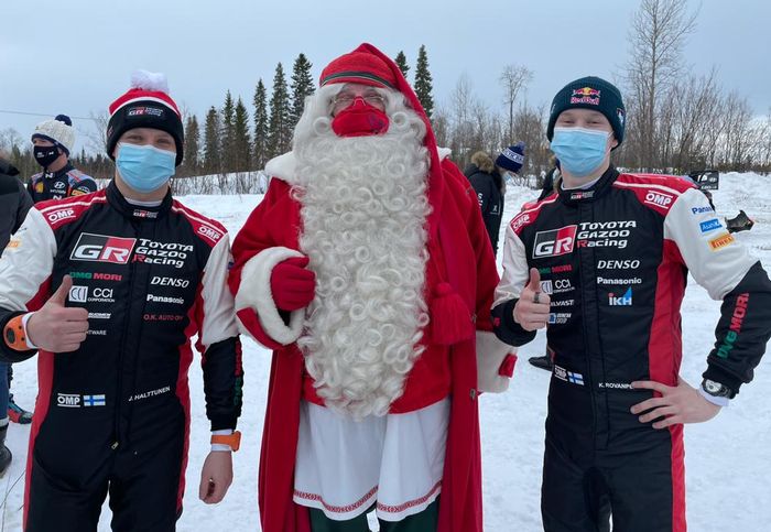 Pereli tim Toyota Gazoo Racing, Kalle Rovanpera (kanan) dan co-drivernya, memimpin klasemen WRC 2021 usai Reli Finlandia 2021