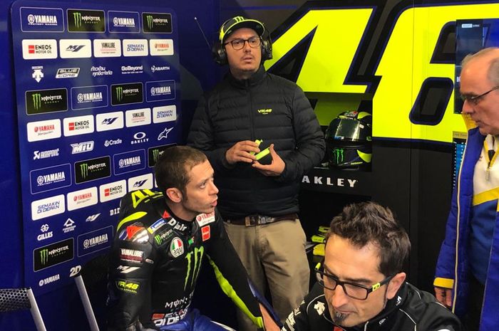Pembalap Monster Energy Yamaha, Valentino Rossi, sedang berdiskusi dengan timnya pada MotoGP Prancis 2019.