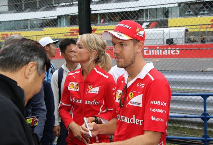 Sesi tanda tangan ini wajib dilakukan pembalap dan sudah masuk dalam jadwal kegiatan di setiap balapan, seperti dialkukan pembalap Ferrari Sebastian Vettel