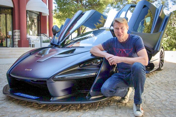 Mika Hakkinen saat test drive mobil McLaren Senna