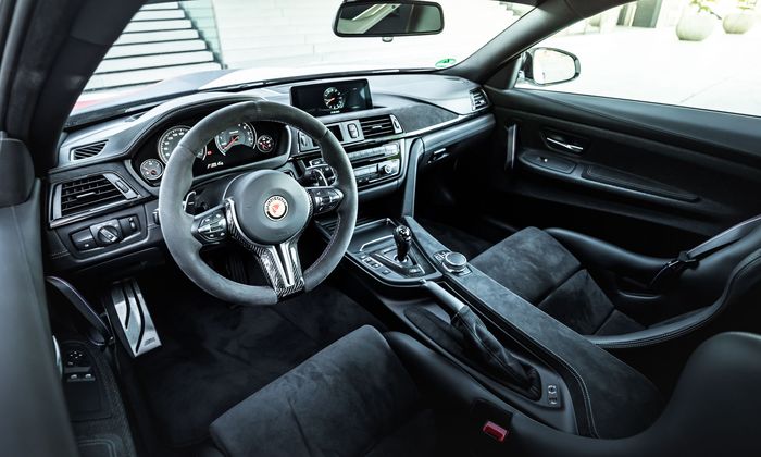 Tampilan kabin BMW M4 DTM Champion Edition kreasi Manhart