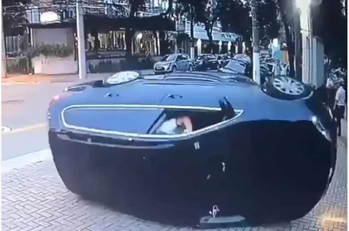 MPV terbalik usai menabrak mobil lain