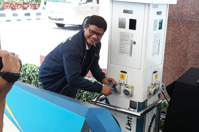 Haryanto WS saat mendemonstrasikan pengisian mobil listrik Blits di SPLU