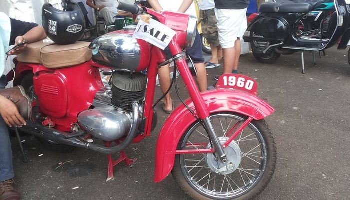 Salah satu motor lawas yang dipajang di Pasar Jongkok Otomotif, Taman Mini Indonesia Indah, Jakarta Timur Sabtu  (7/4/2018)