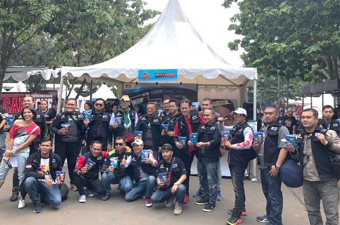 Peserta turing pose sejenak di booth Men's Biore