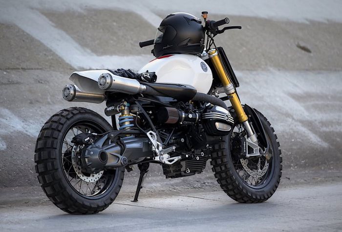 Bagian belakang makin terlihat kekar gara-gara muffler Supertrapp