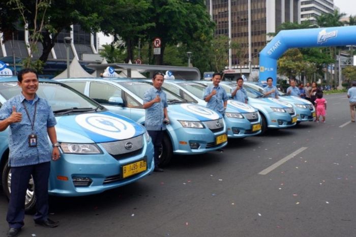 Bluebird Minggu (27/11) ikut serta pada acara Karnaval Jakarta Langit Biru dengan menghadirkan armada E-Bluebird