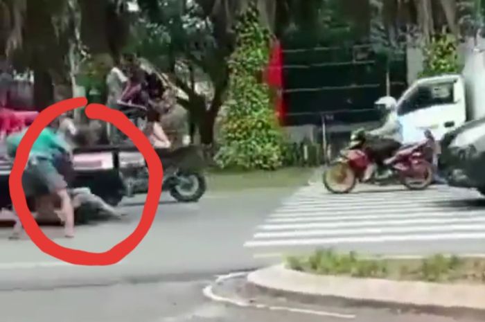 Remaja yang terjatuh dan terlindas saat hendak naik ke mobil pikap