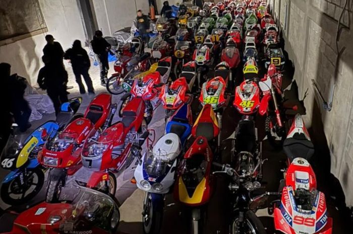 Puluhan motor balap langka yang tersimpan rapi di sebuah gudang yang totalnya mencapai ratusan miliar.