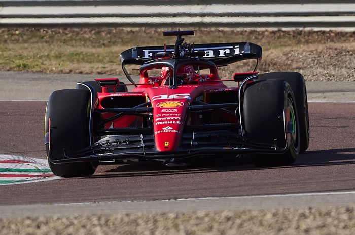 Charles Leclerc langsung mengemudikan mobil Ferrari SF-23 yang akan dipakai pada musim F1 2023