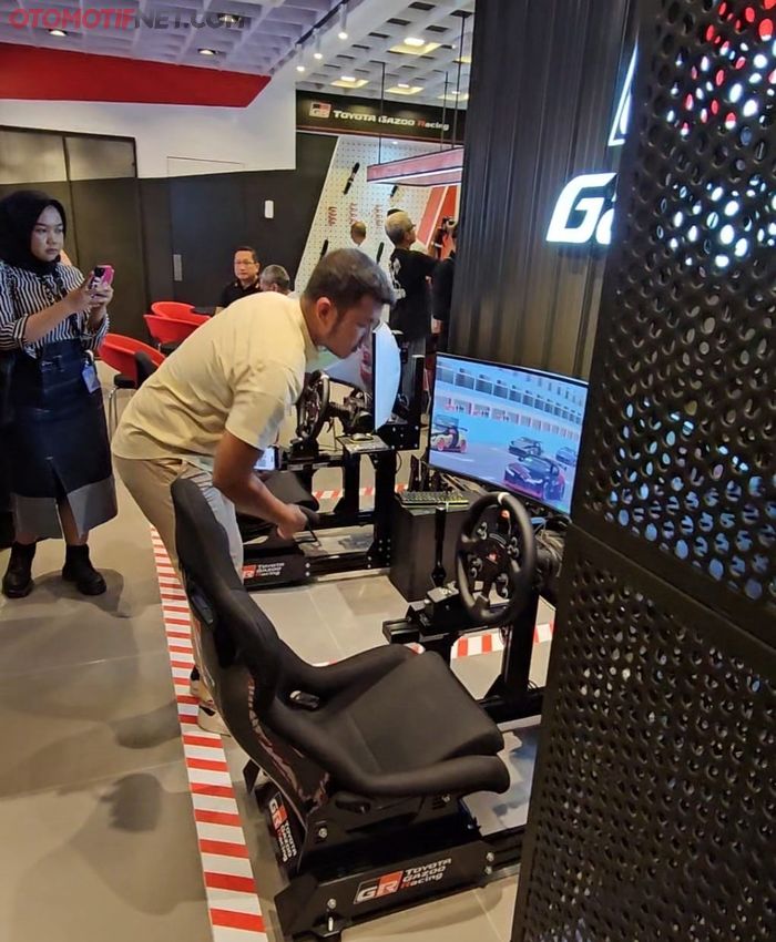 Pengunjung GR Garage juga bisa bersantai sampai main game simulator balap