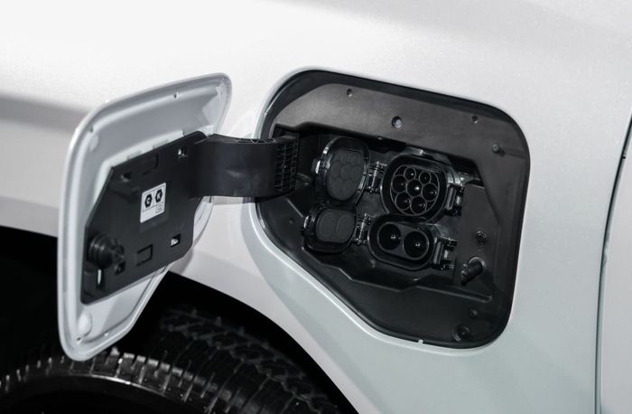 Port charger baterai Toyota Hilux BEV