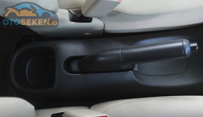 Ada cup holder di belakang tuas rem parkir Honda Brio