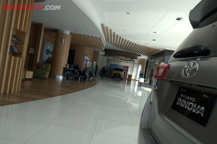 Suasana di dealer Setiajaya Toyota saat PPKM Darurat