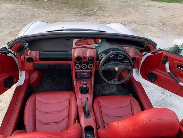 Tampilan kabin modifikasi replika Porsche Boxster berbasis Toyota MR-S
