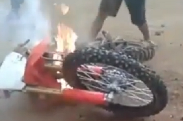 Honda CRF150L terbakar di Bogor