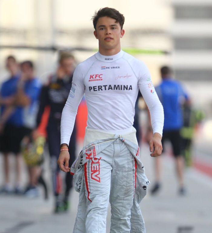 Nyck de Vries yang balapan untuk tim Pertamina Prema Theodore Racing di F2 musim 2018 , adalah anggota  McLaren young driver programme