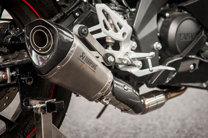 Knalpot Akrapovic ikut terpasang di R15 biar suaranya gahar