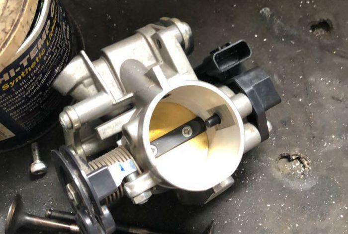 Throttle body pakai bawaan XMAX yang di-reamer jadi 39 mm dan gantai koin. Standarnya hanya 35 mm