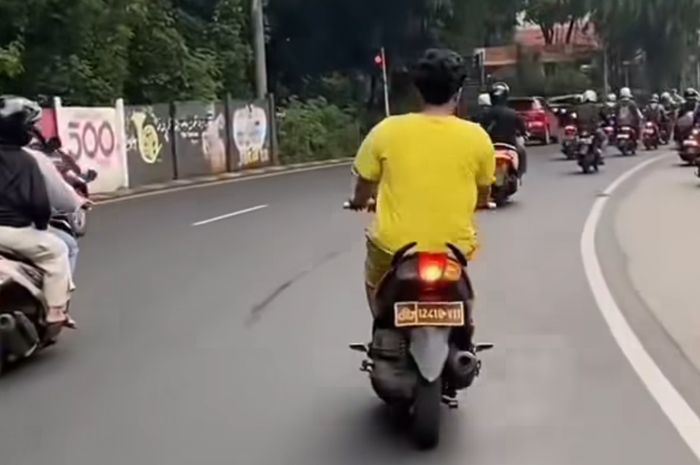 Pengendara Yamaha Soul GT nekat gak pakai helm dan gunakan pelat dinas Polisi