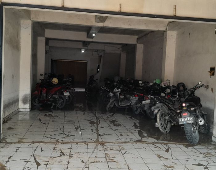 Motor terendam banjir di penitipan