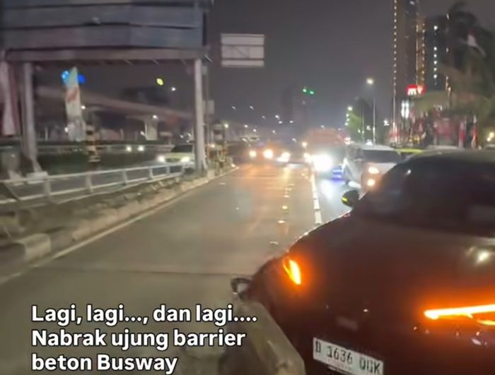 Kecelakaan tabrak beton pembatas busway