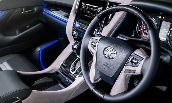 Kemasan kabin mewah modifikasi Toyota Alphard Silver Arrow