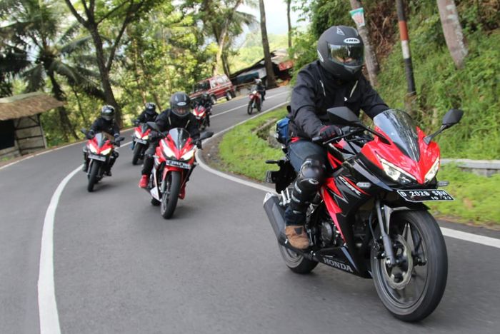 Jangan menyalip ketika kondisi jalan menikung