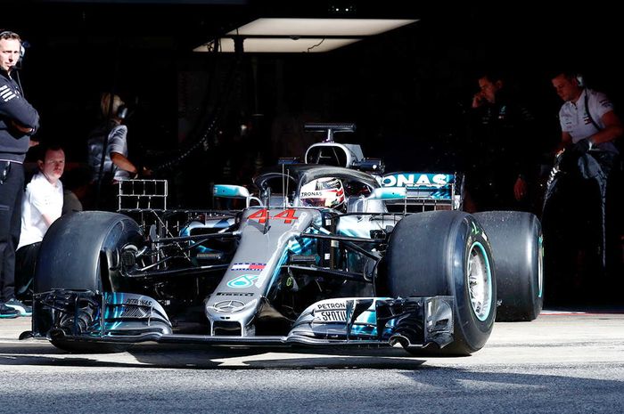 Lewis Hamilton bersama tim F1 Mercedes mengoleksi berbagai data dalam tes di sirkuit Barcelona, Spanyol