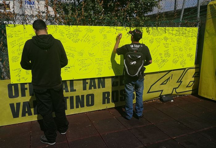 Para fans menuliskan pesan untuk memberi dukungan kepada Valentino Rossi di sirkuit Misano tahun 2017