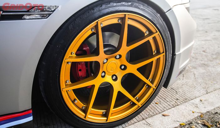 Desain pelek BC Forged HB05 sekilas mirip dengan bawaan M6 GT3, hanya dikelir ulang kuning doff