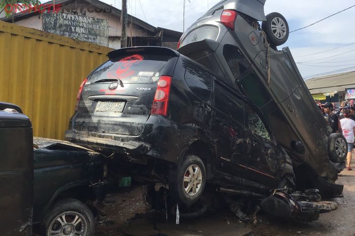 Isuzu Panther tertindih Daihatsu Xenia dan Datsun Go + Panca. Korban banjir besar di Pondok Gede Permai, Jatiasih, Bekasi, Jabar (3/1/2020)