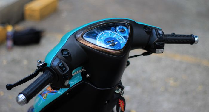 Area setang Yamaha Mio Sporty kece dengan saklar Aerox plus speedometer custom