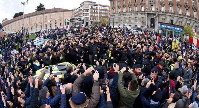 Valentino Rossi dikerubuti fanatikannya di event tahunan Monza Rally Show