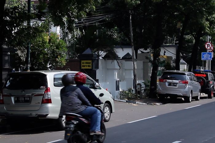 Ilustrasi parkir di tepi jalan. Parkir liar pada trotoar yang memiliki tanda dilarang parkir