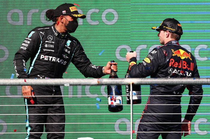 Lewis Hamilton dan Max Verstappen di podium F1 Amerika 2021. Hanya mereka berdua yang berebut gelar juara dunia F1 2021