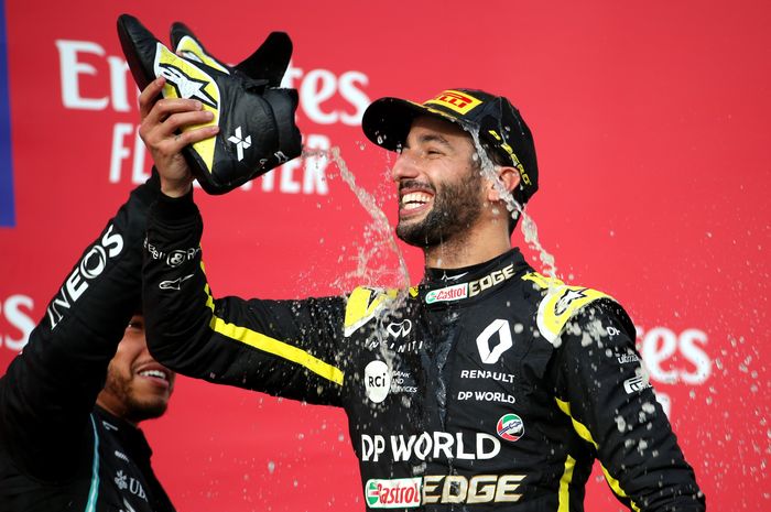 Daniel Ricciardo merayakan naik podium F1 Emilia Romagna 2020 dengan melakukan shoey, minum sampanye dari sepatu balapnya