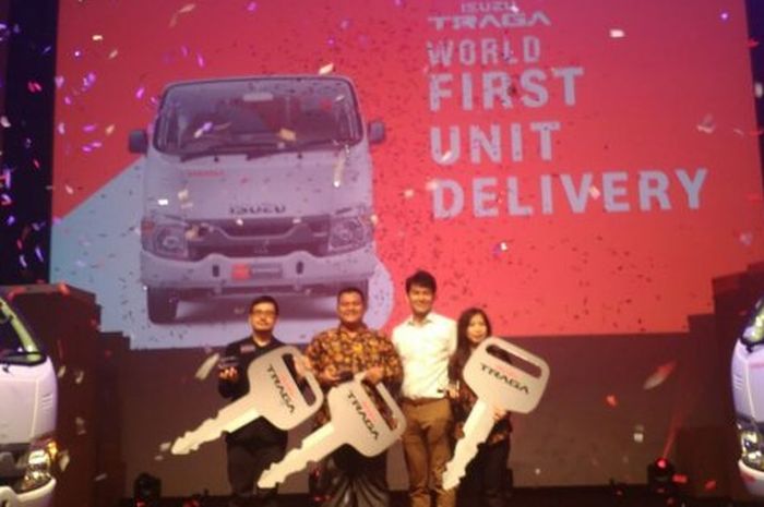 Presiden Direktur PT Isuzu Astra Motor Indonesia, Ernando Demily (ketiga dari kiri) berpose bersama 