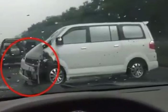 Suzuki APV melintang di tol Purbaleunyi, wajah cacat usai tampar pantat Suzuki Escudo hingga ringsek