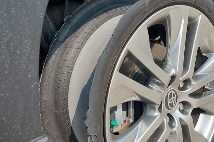 Ban bagian belakang kanan Innova Zenix Hybrid tipe Q HV CVT TSS milik akun Facebook Evi Liana yang mengalami pecah ban di jalan tol