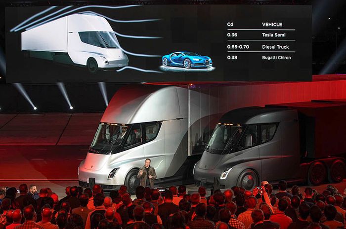 Suasana launching Tesla Semi di bandara Hawthorne, Amerika Serikat, dirilis oleh www.express.co.uk