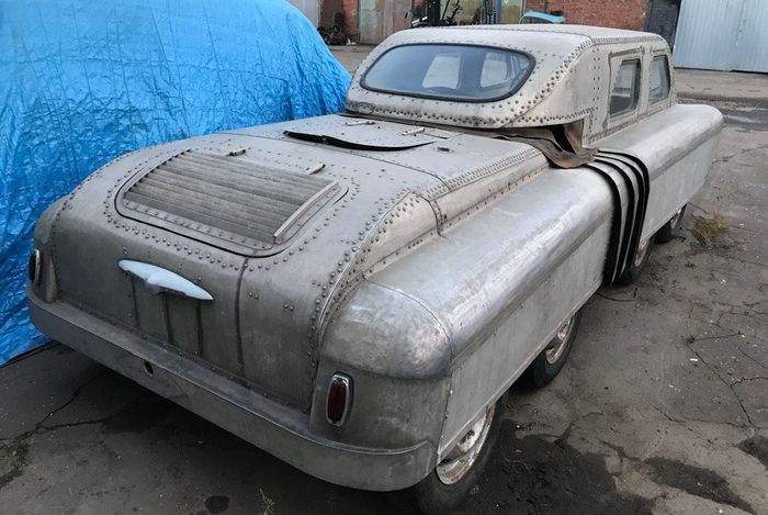 Bagian Belakang mobil Russia Eight Wheeler