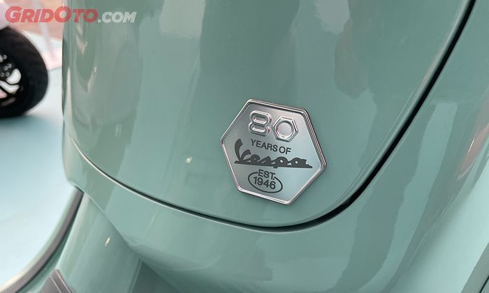 Emblem ini hanya ada di Primavera dan Sprint 80th Anniversary keluaran tahun 2026