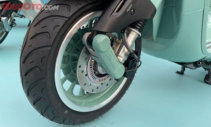 Rem depan Primavera dan Sprint 80th Anniversary sudah ABS, tutup link suspensi depan juga diberi warna hijau pastel.